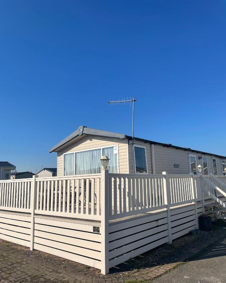 Delightful 6 Berth Holiday Home With Decking Area Чічестер Екстер'єр фото